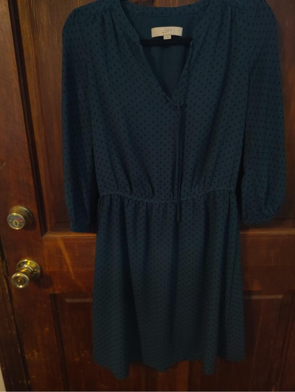 LOFT dress with a subtle polka dot pattern and a v-neckline Size Small